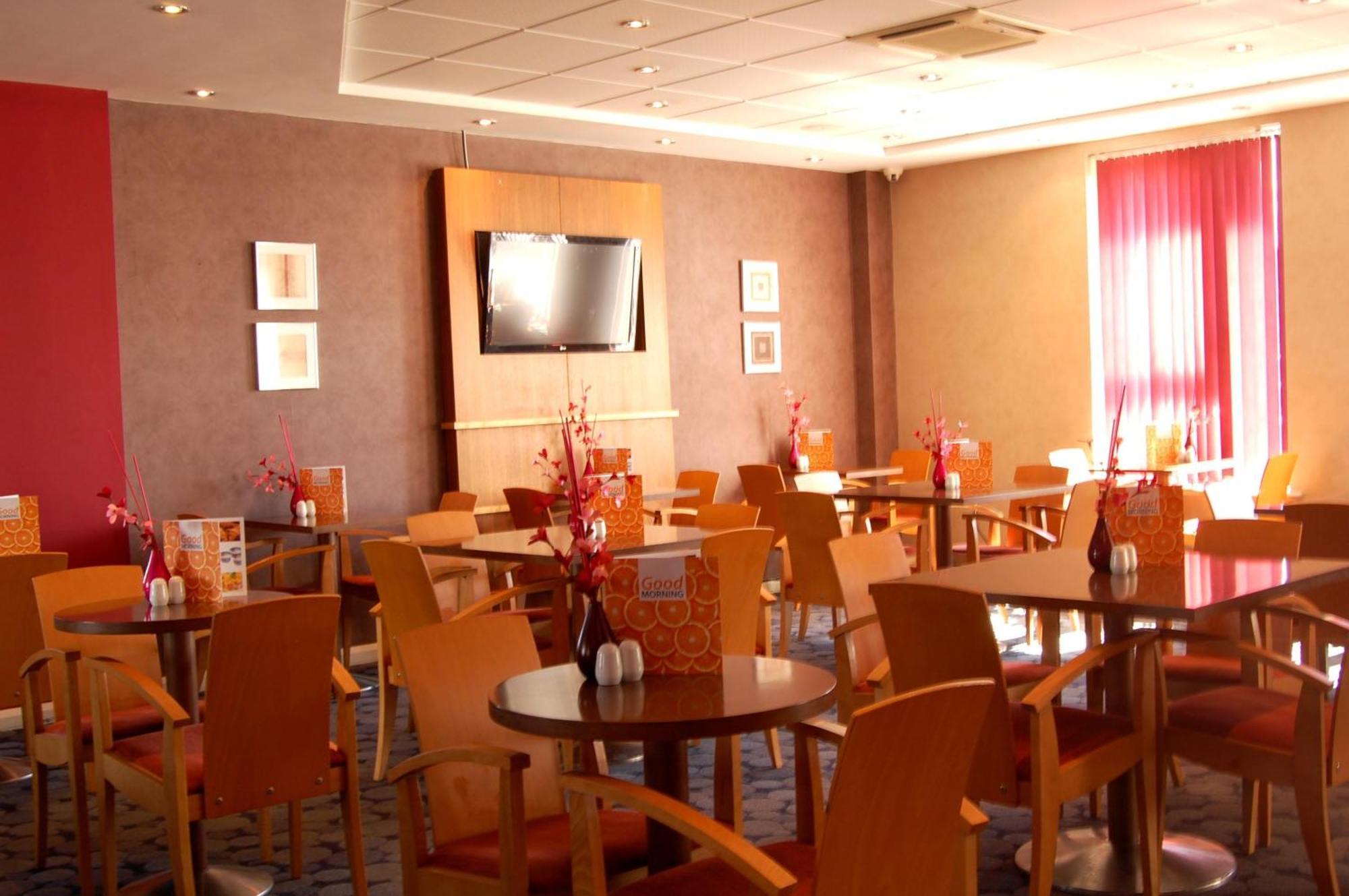 Holiday Inn Express Swindon City Centre By Ihg Экстерьер фото