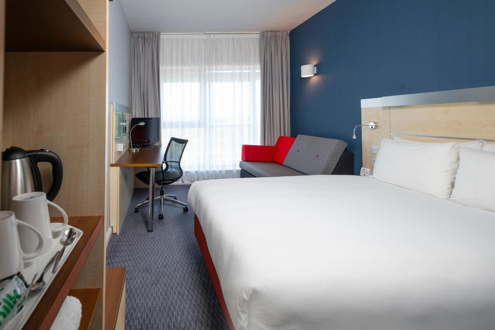 Holiday Inn Express Swindon City Centre By Ihg Экстерьер фото