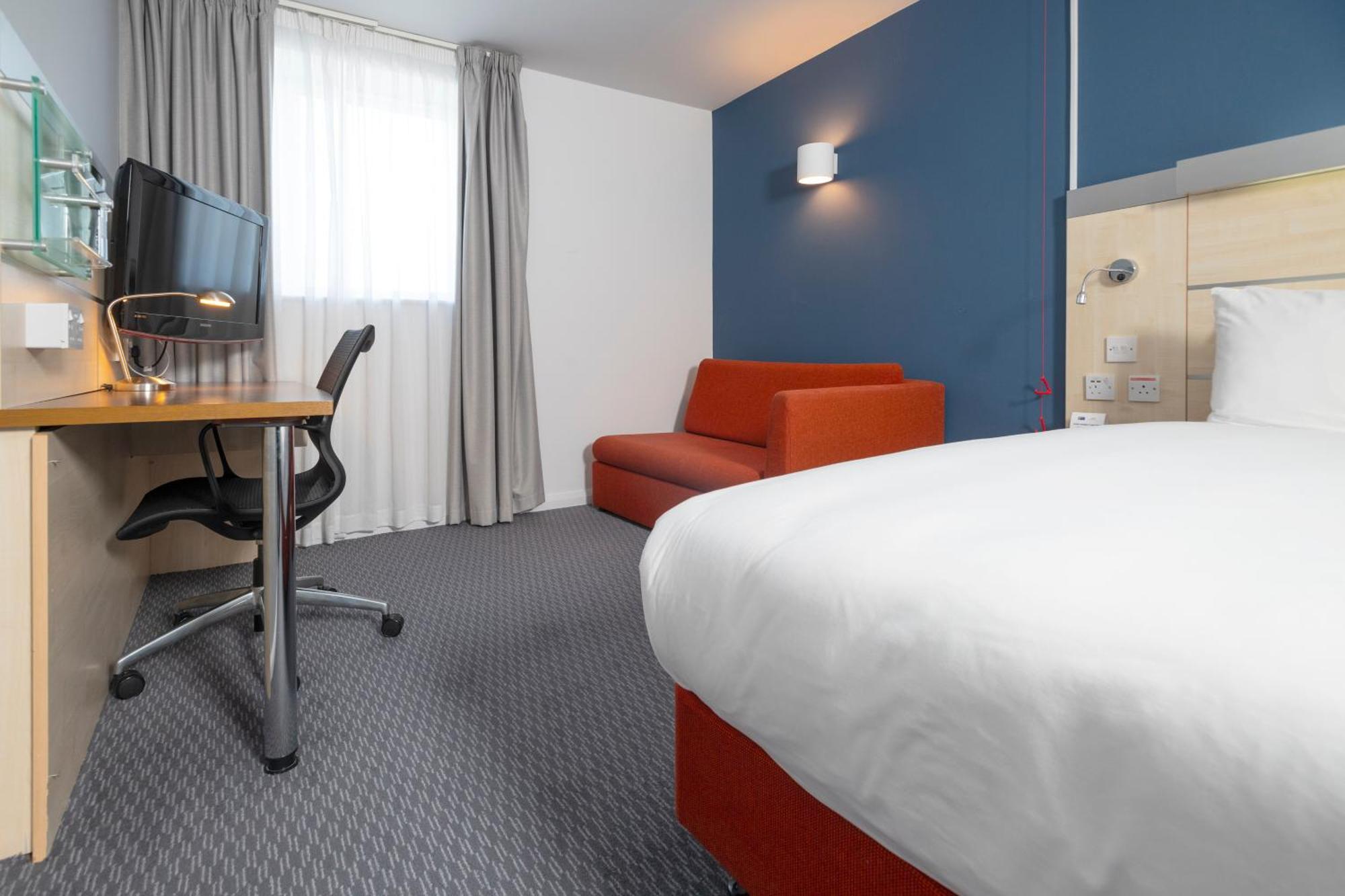 Holiday Inn Express Swindon City Centre By Ihg Экстерьер фото