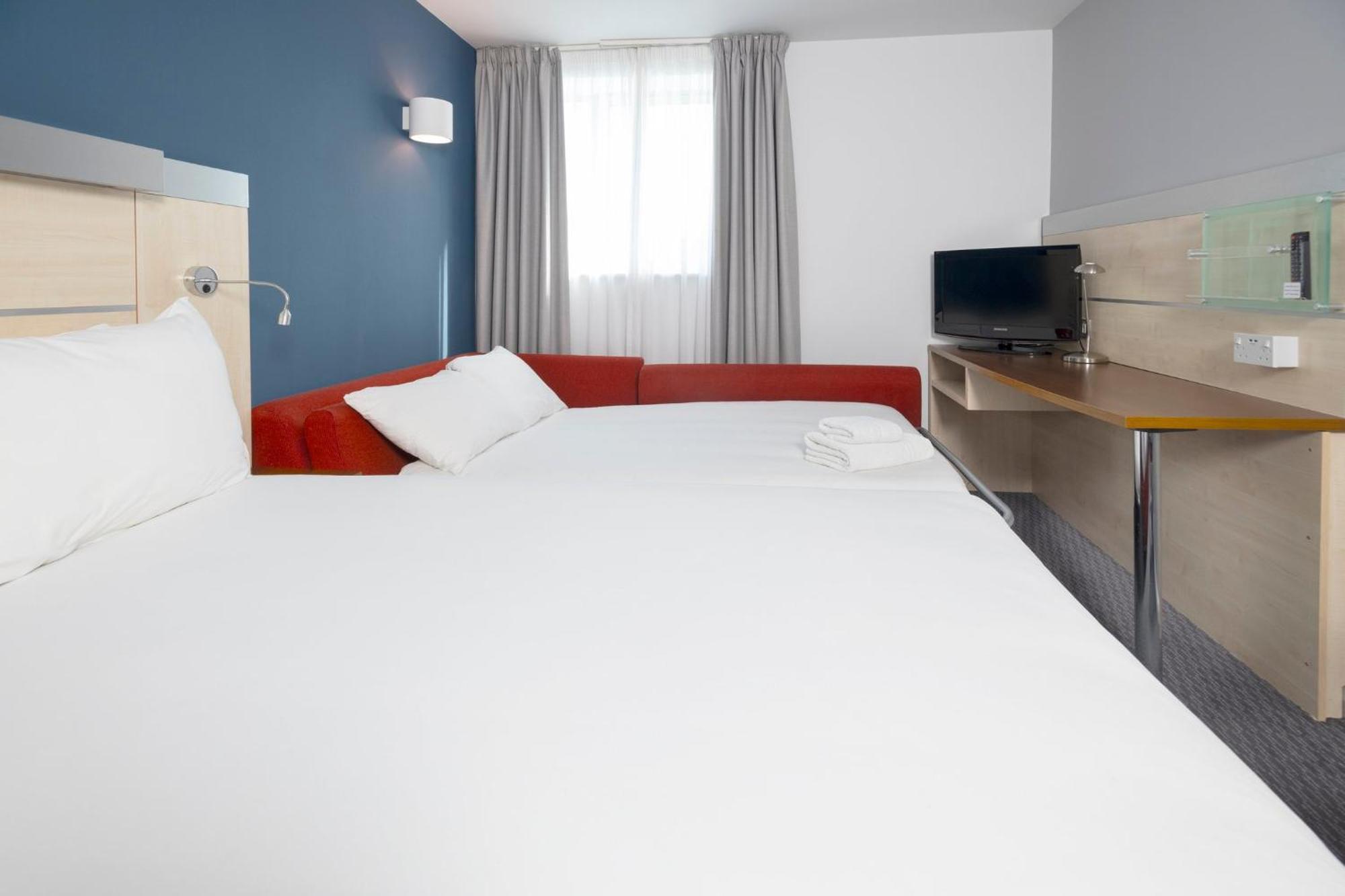 Holiday Inn Express Swindon City Centre By Ihg Экстерьер фото