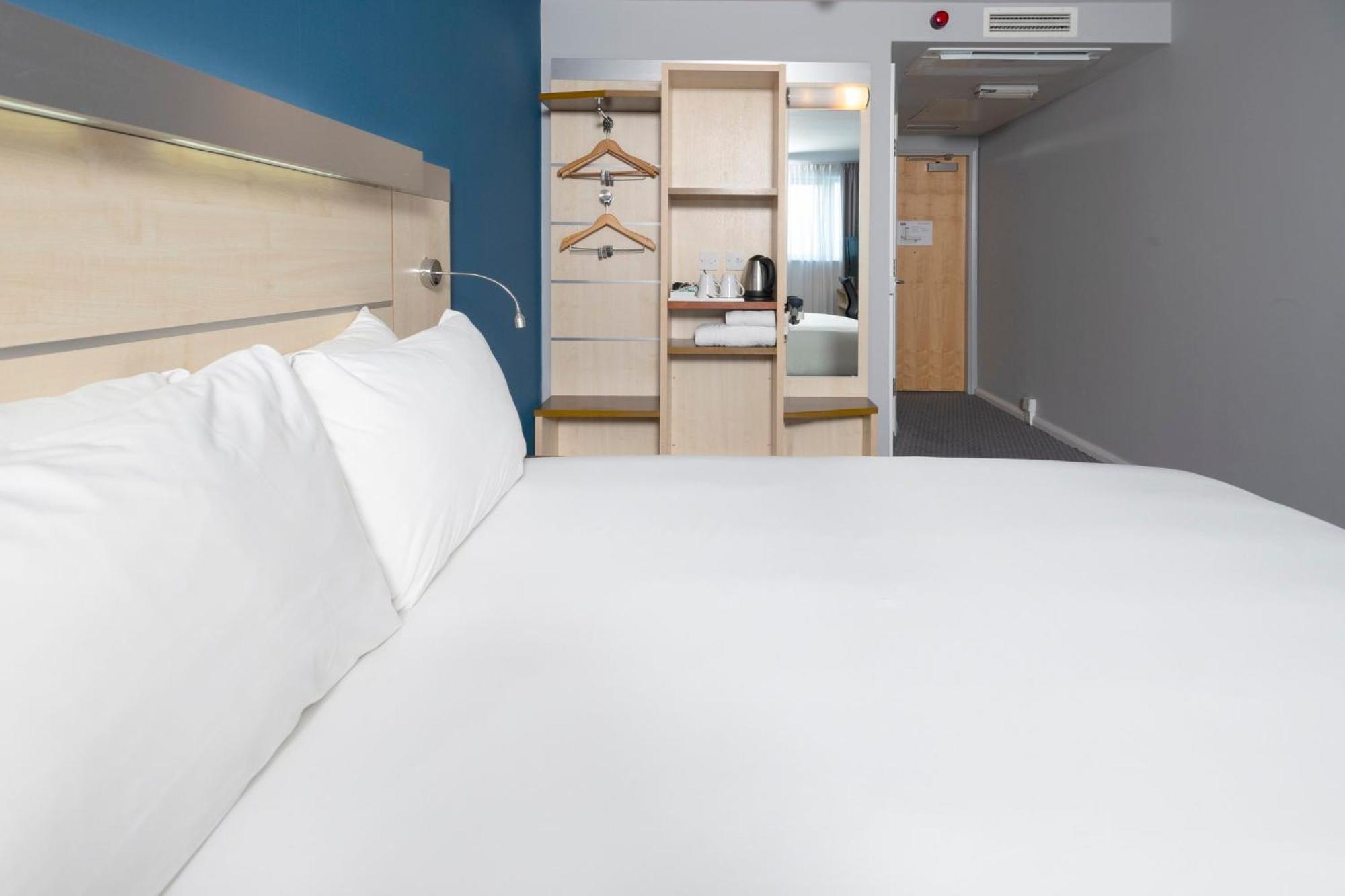 Holiday Inn Express Swindon City Centre By Ihg Экстерьер фото