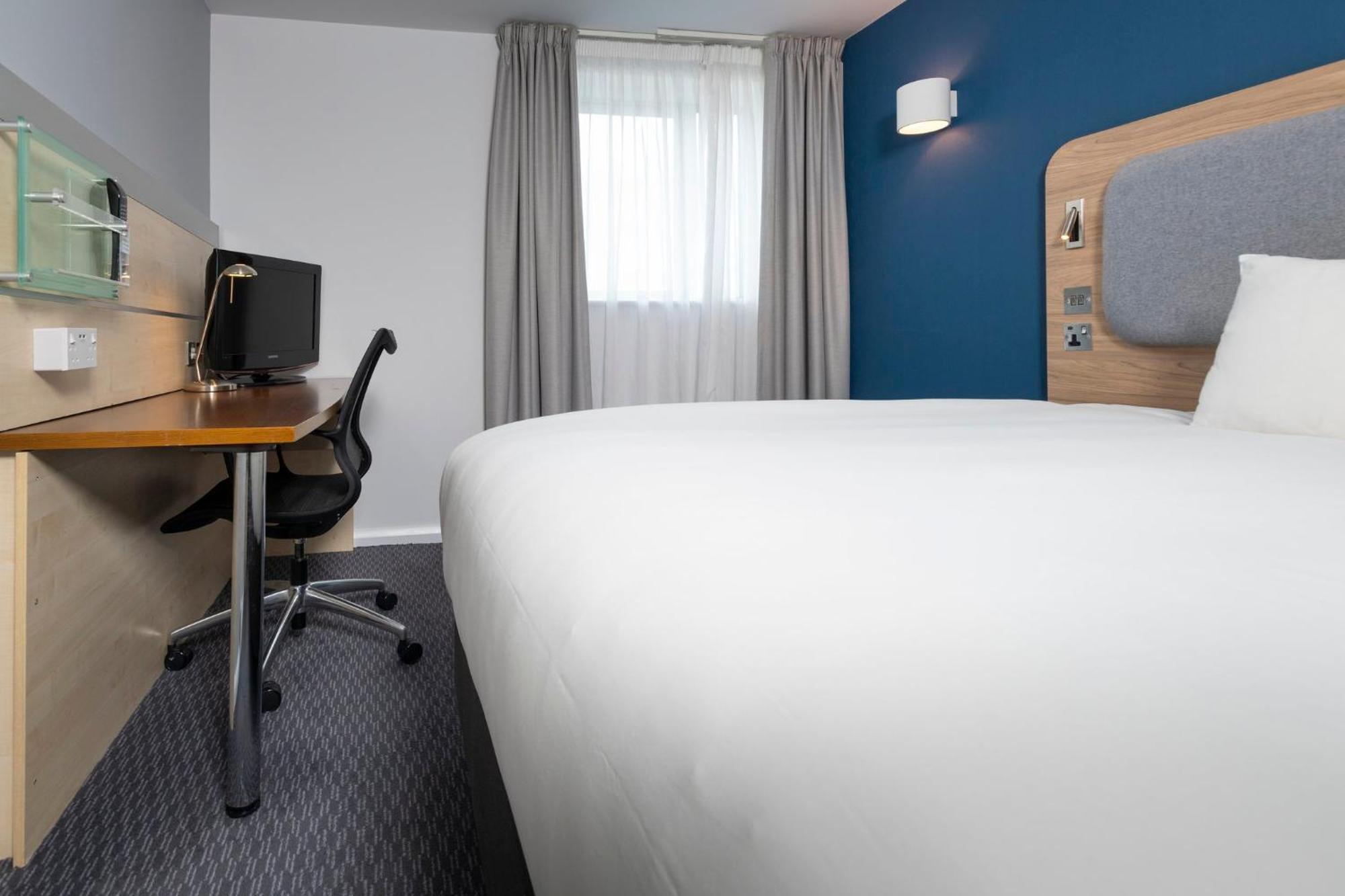 Holiday Inn Express Swindon City Centre By Ihg Экстерьер фото