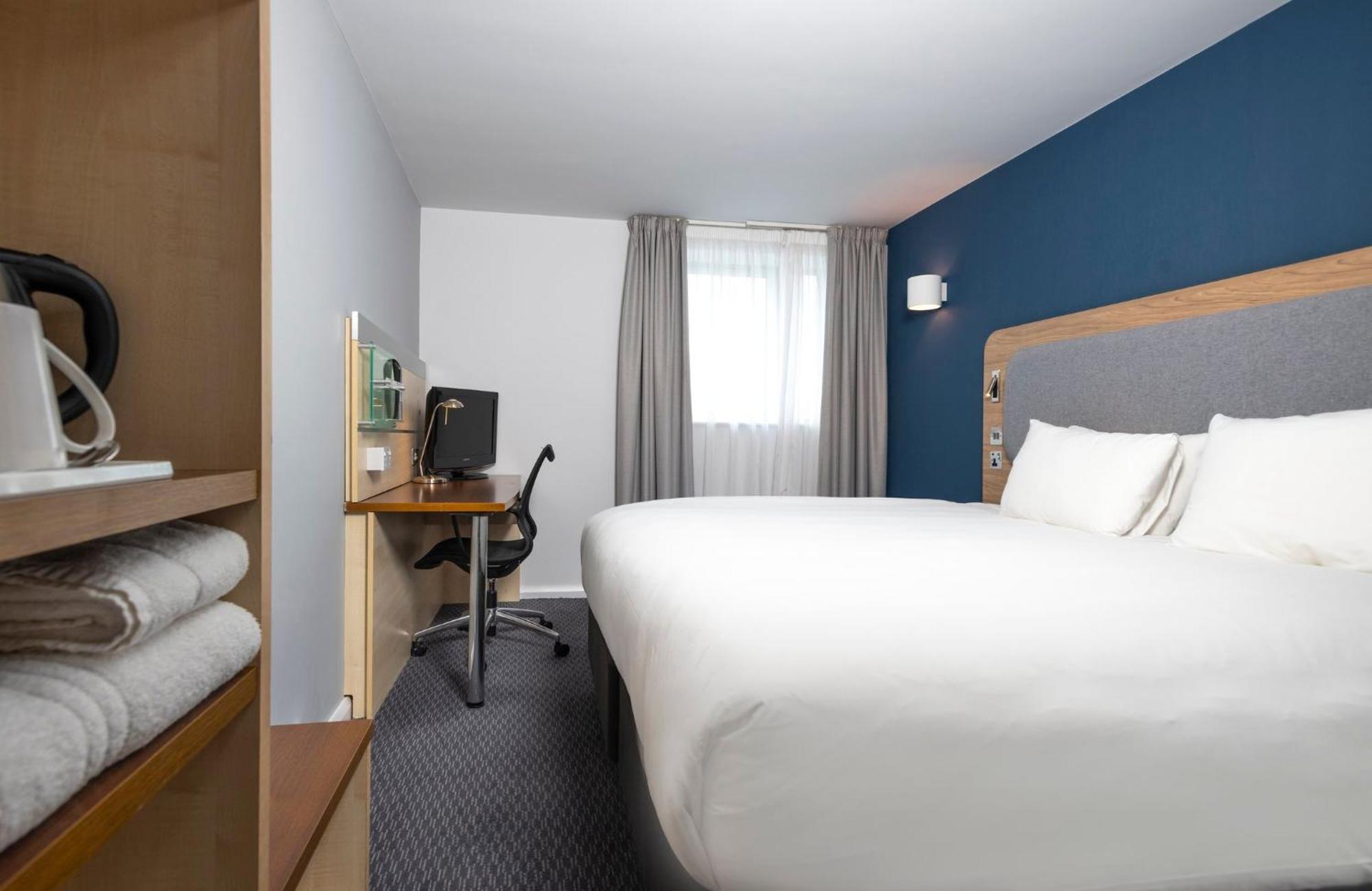 Holiday Inn Express Swindon City Centre By Ihg Экстерьер фото