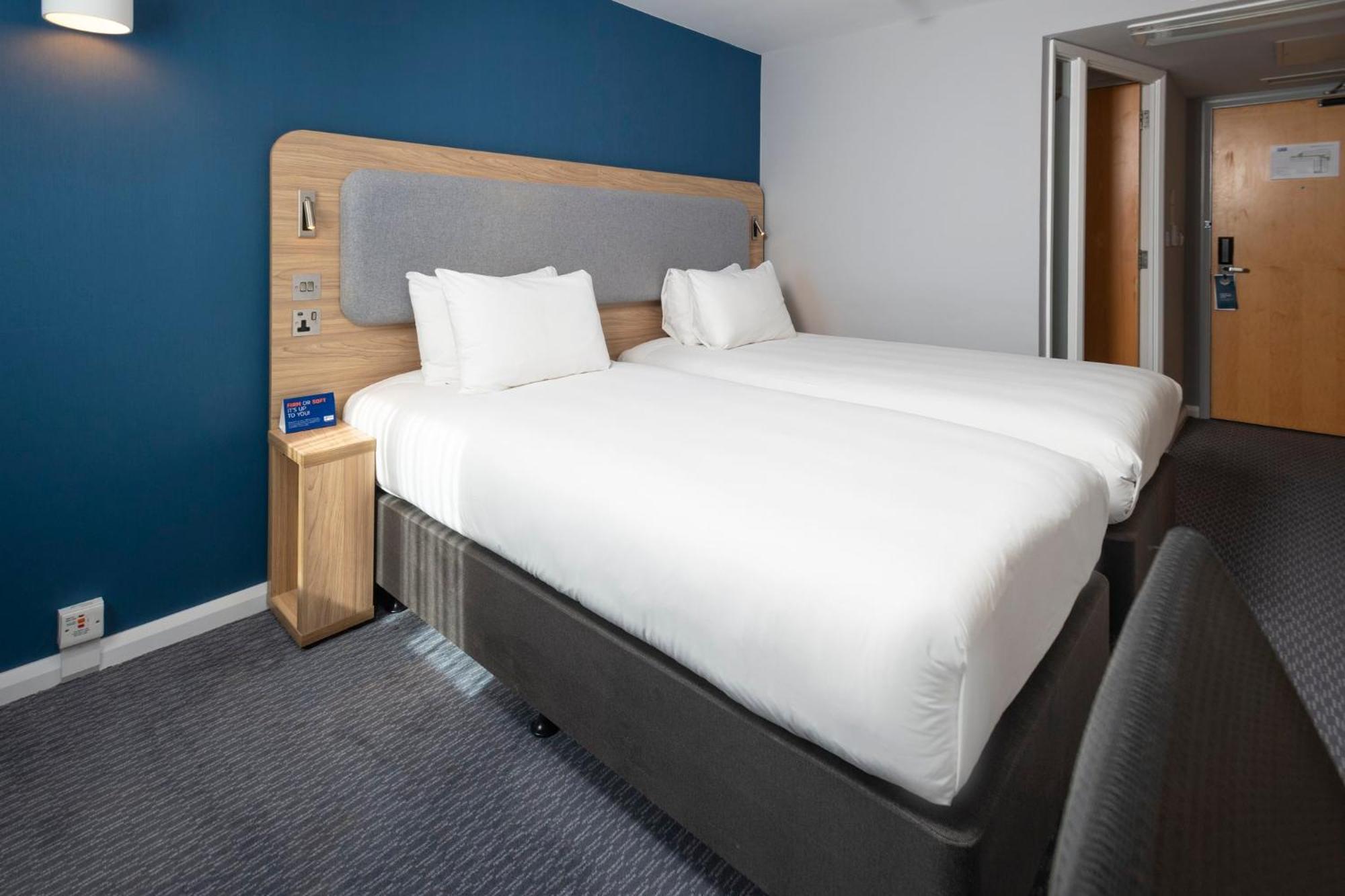 Holiday Inn Express Swindon City Centre By Ihg Экстерьер фото