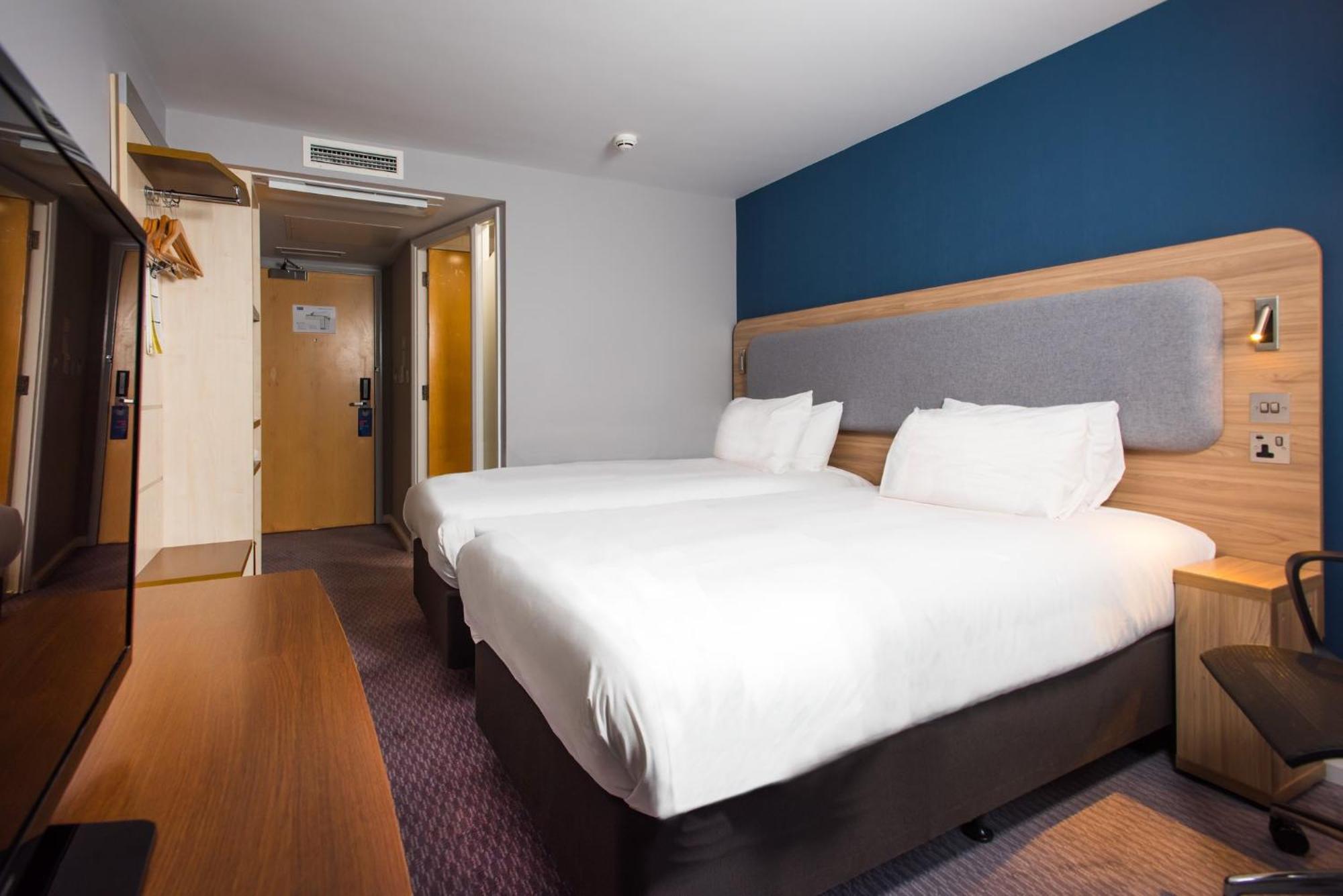 Holiday Inn Express Swindon City Centre By Ihg Экстерьер фото