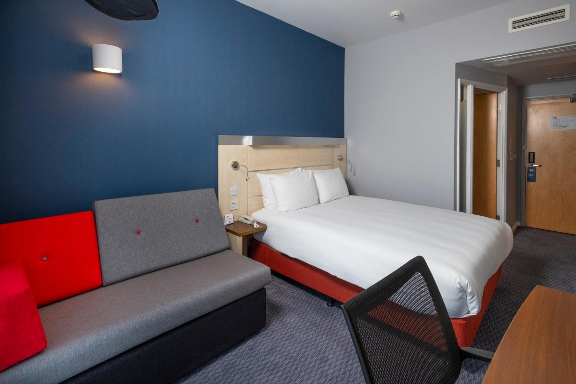 Holiday Inn Express Swindon City Centre By Ihg Экстерьер фото