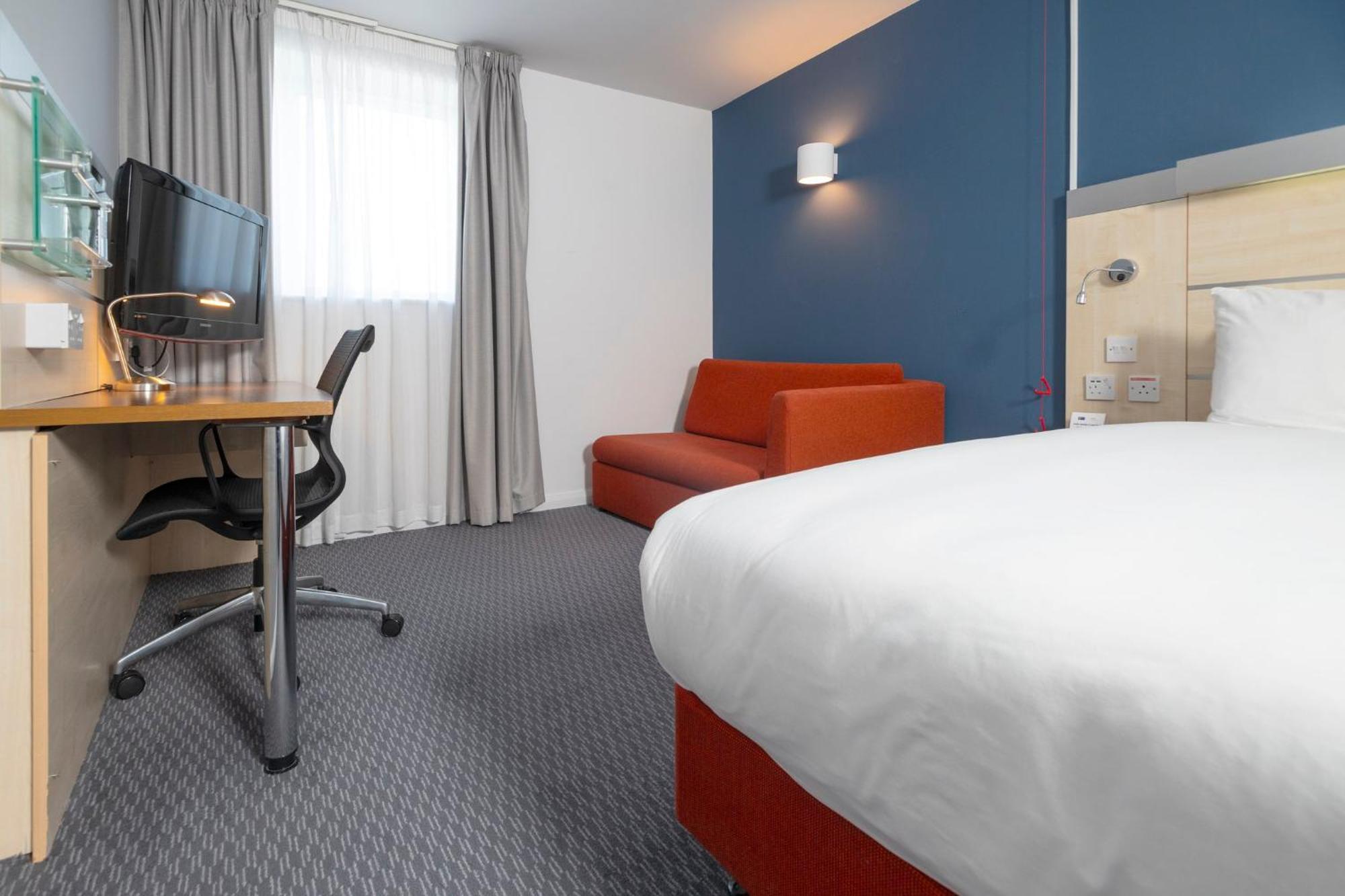 Holiday Inn Express Swindon City Centre By Ihg Экстерьер фото