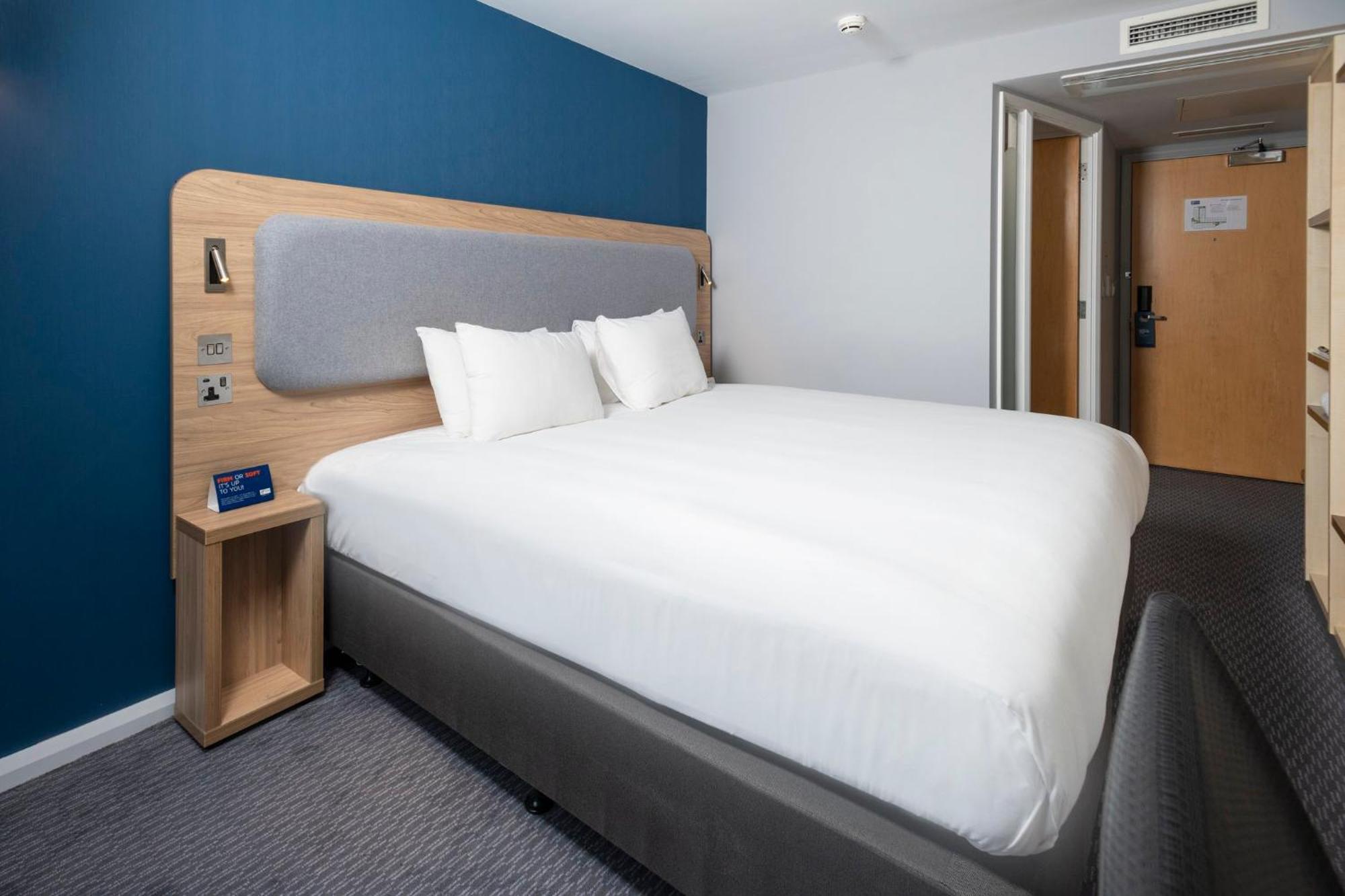 Holiday Inn Express Swindon City Centre By Ihg Экстерьер фото