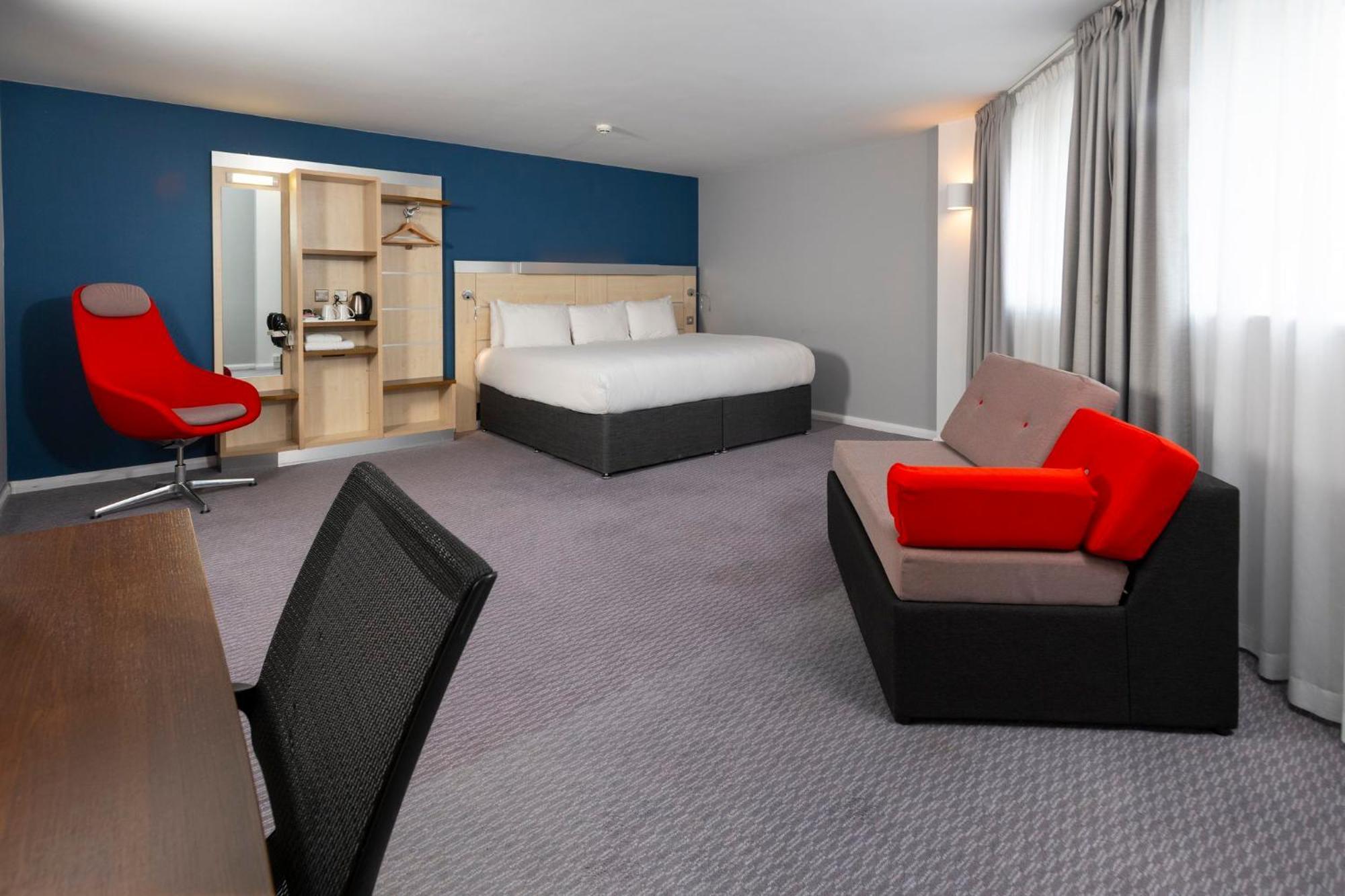 Holiday Inn Express Swindon City Centre By Ihg Экстерьер фото