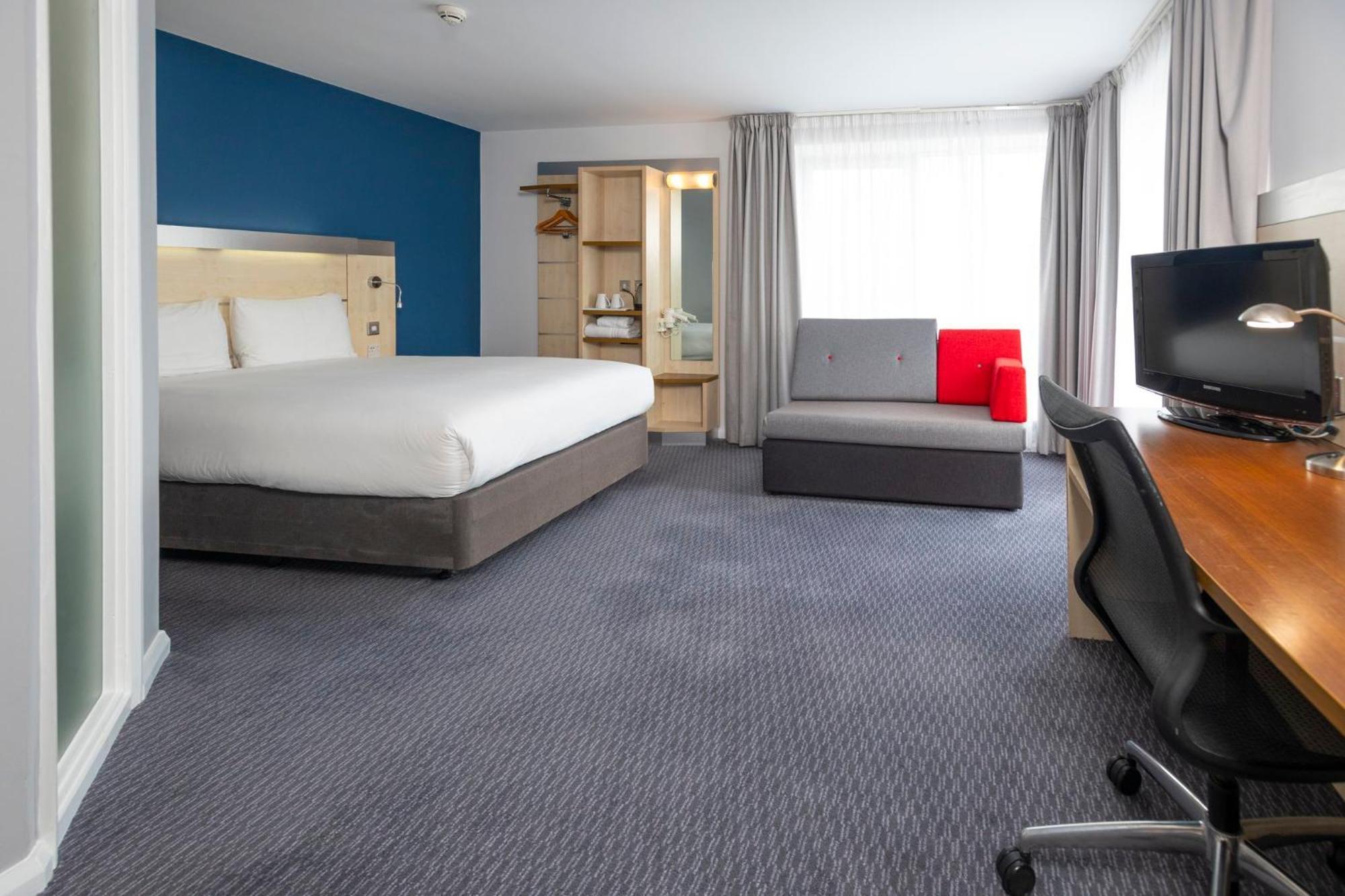 Holiday Inn Express Swindon City Centre By Ihg Экстерьер фото
