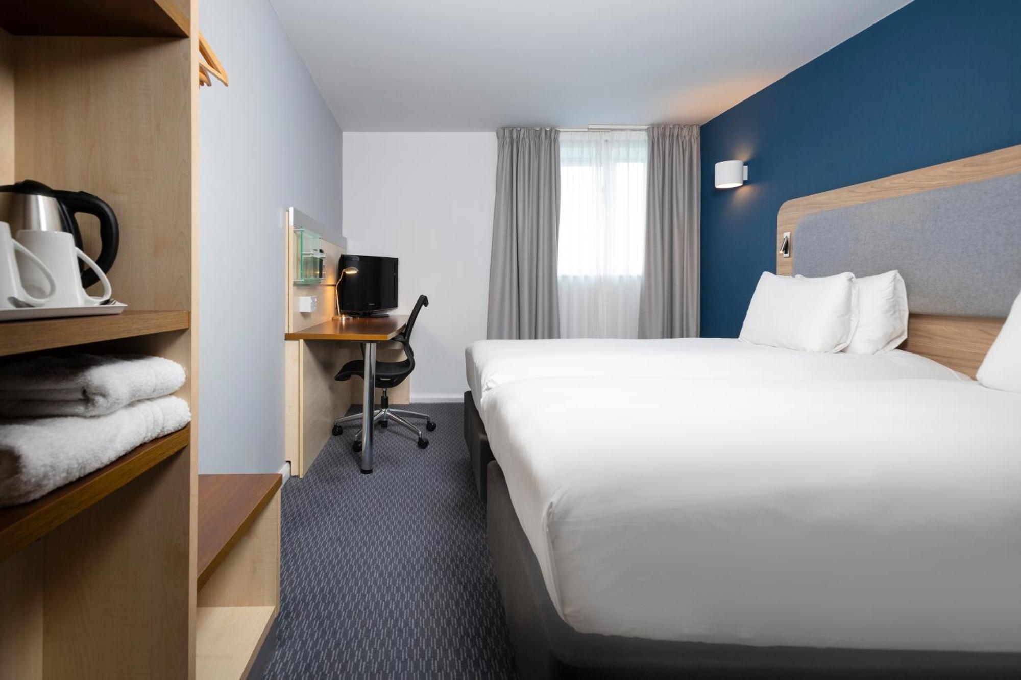 Holiday Inn Express Swindon City Centre By Ihg Экстерьер фото
