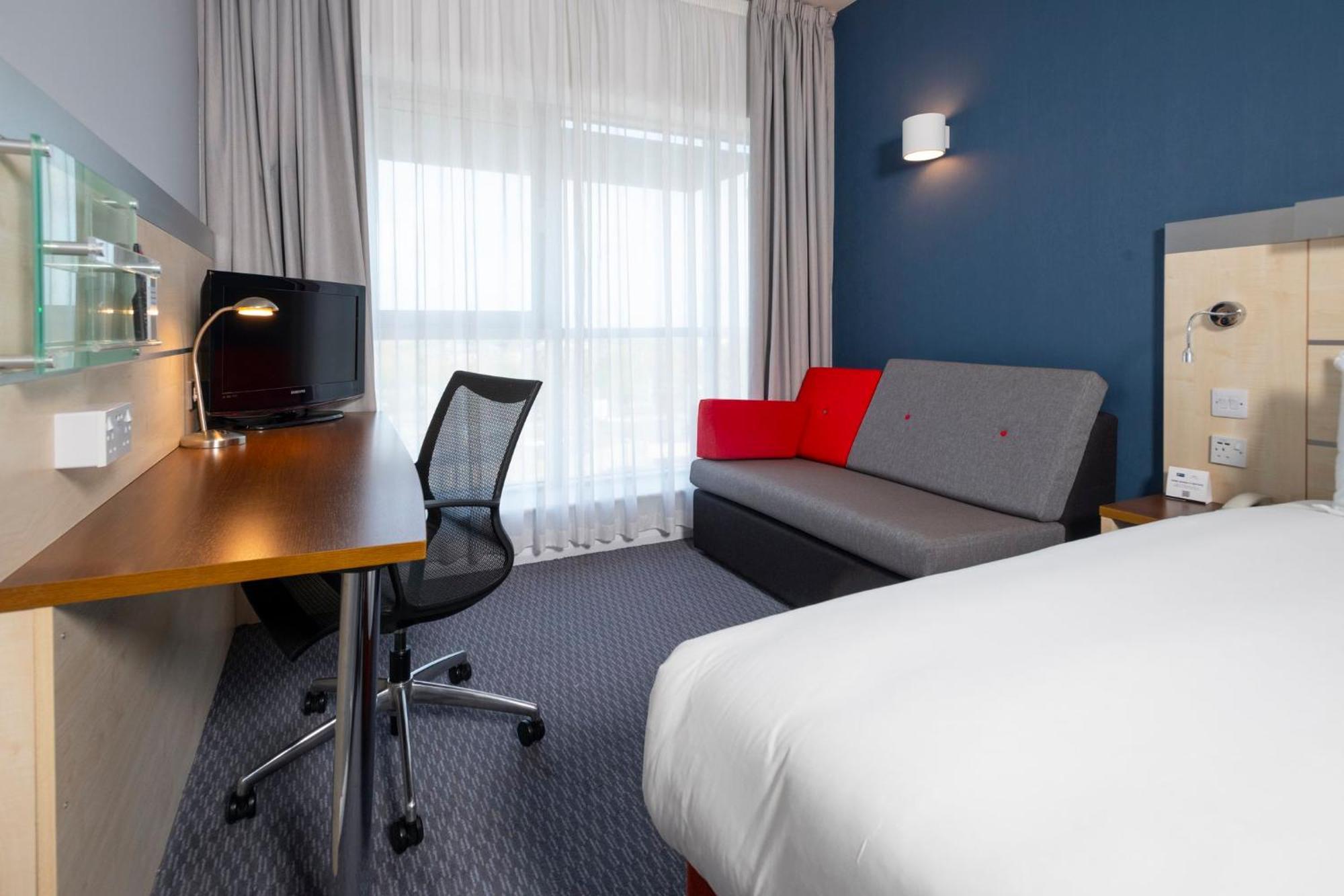 Holiday Inn Express Swindon City Centre By Ihg Экстерьер фото