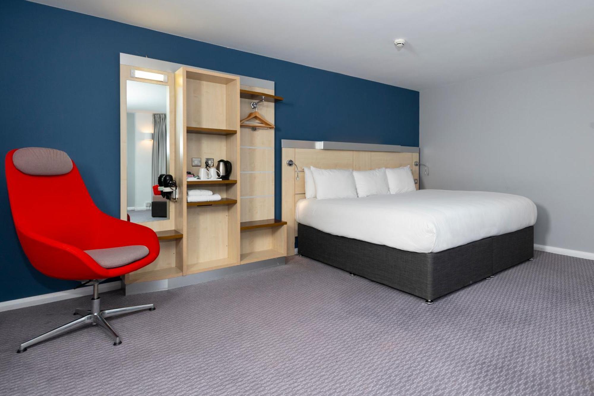 Holiday Inn Express Swindon City Centre By Ihg Экстерьер фото