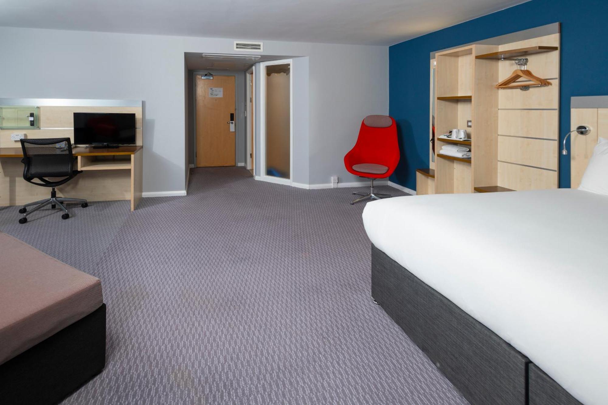 Holiday Inn Express Swindon City Centre By Ihg Экстерьер фото