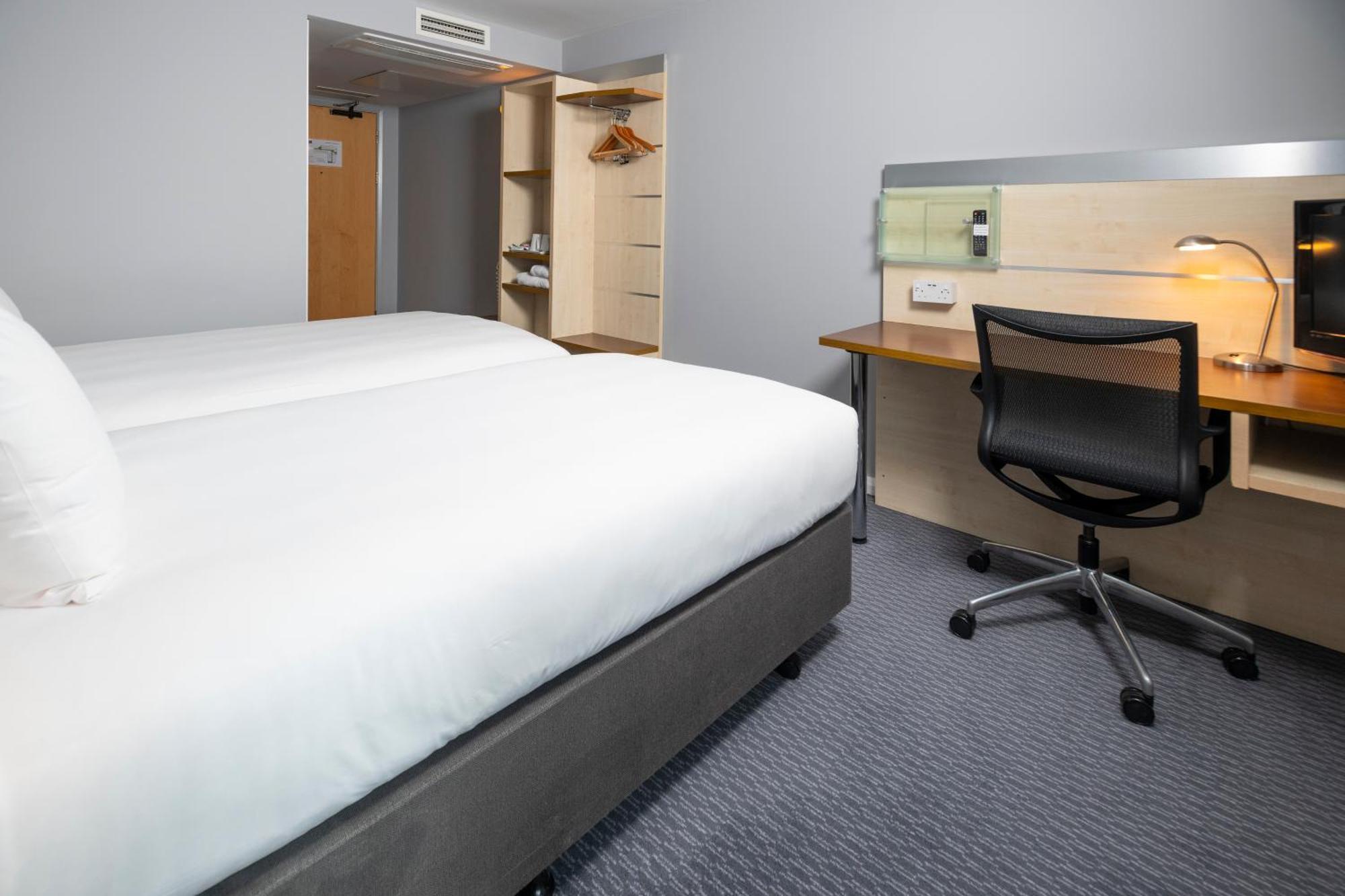 Holiday Inn Express Swindon City Centre By Ihg Экстерьер фото