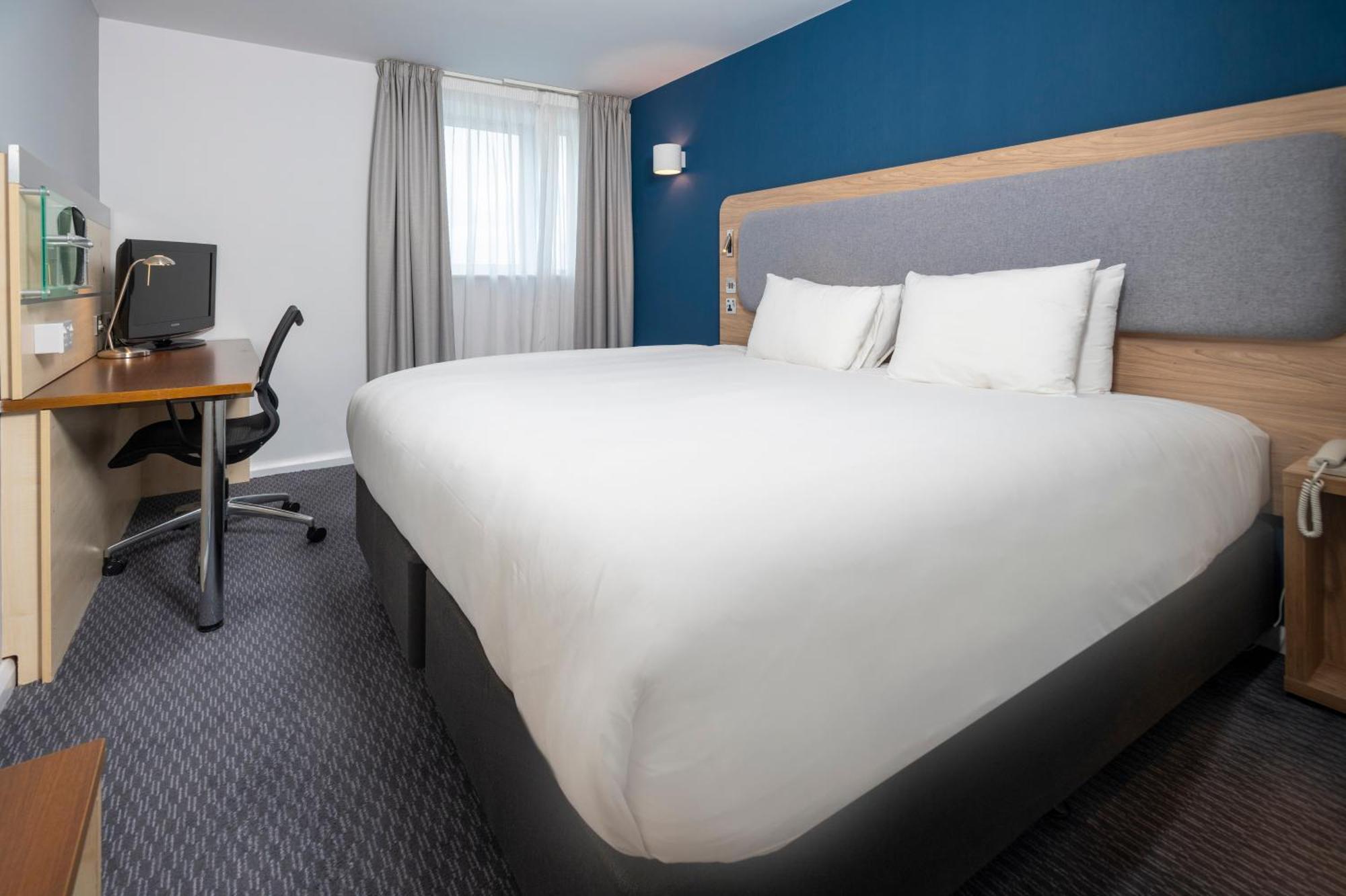 Holiday Inn Express Swindon City Centre By Ihg Экстерьер фото