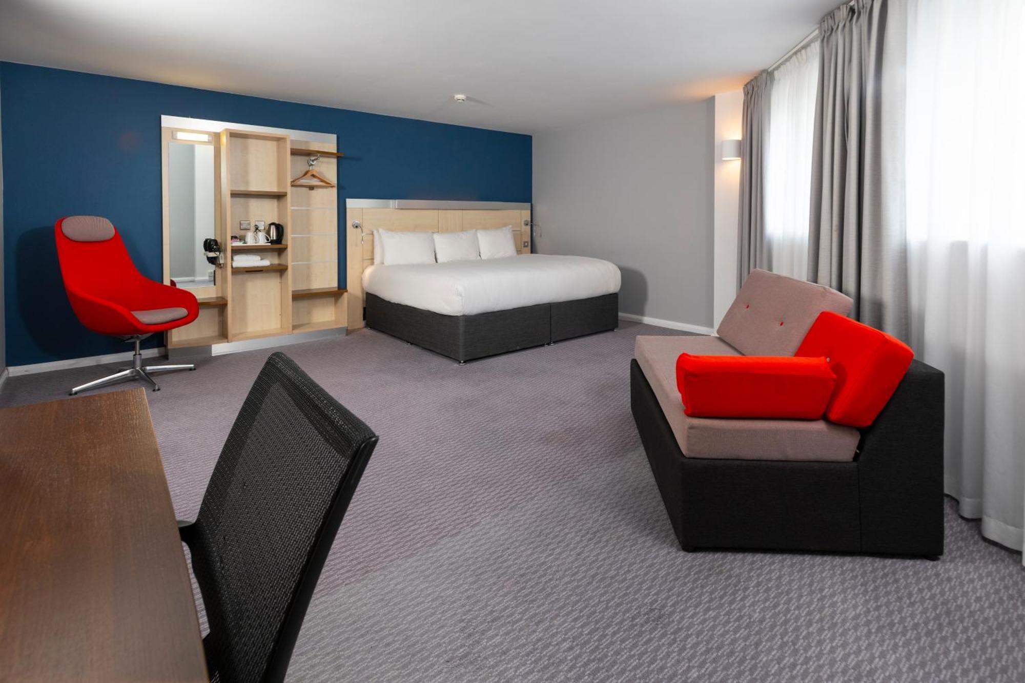 Holiday Inn Express Swindon City Centre By Ihg Экстерьер фото