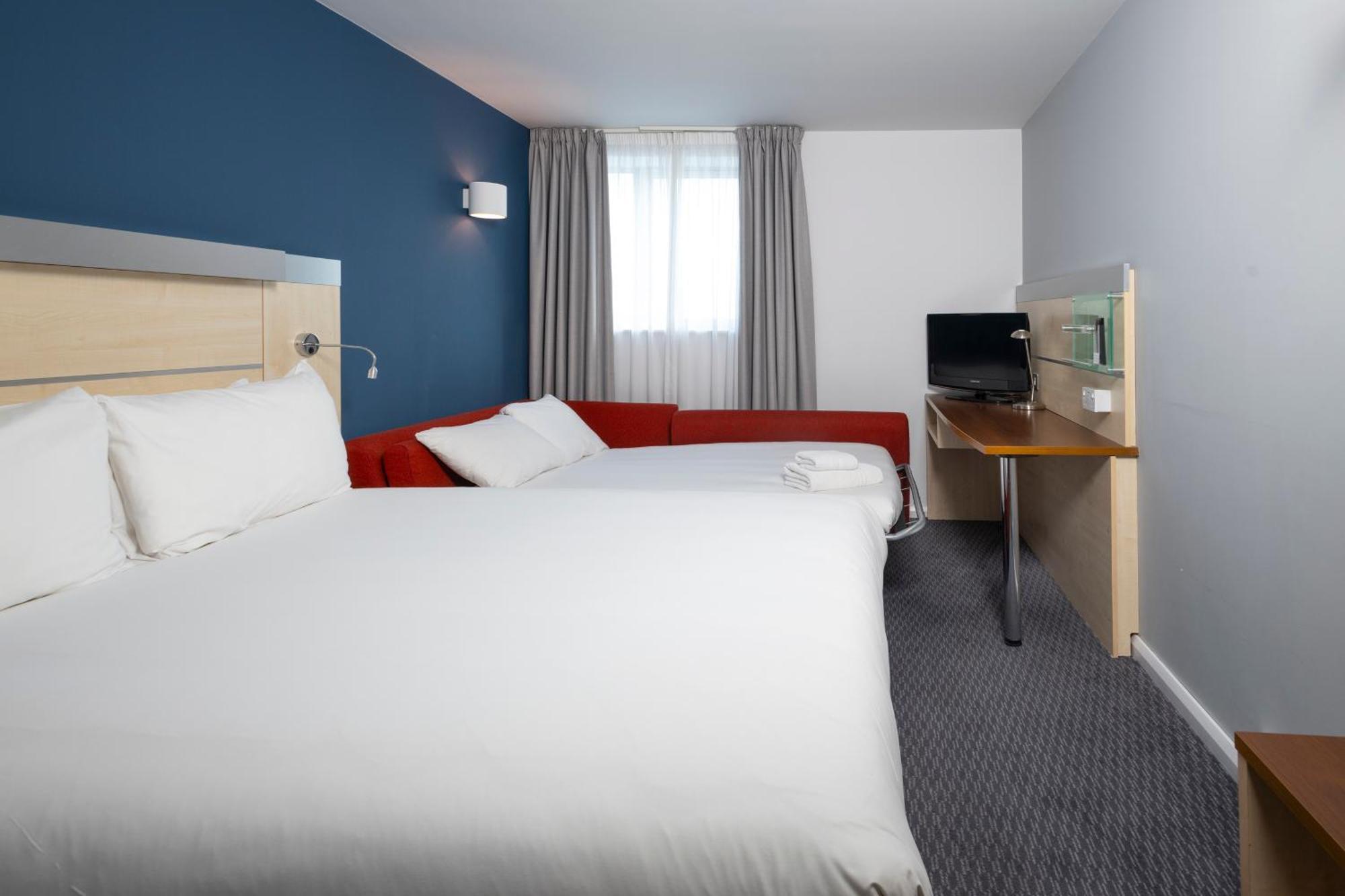 Holiday Inn Express Swindon City Centre By Ihg Экстерьер фото