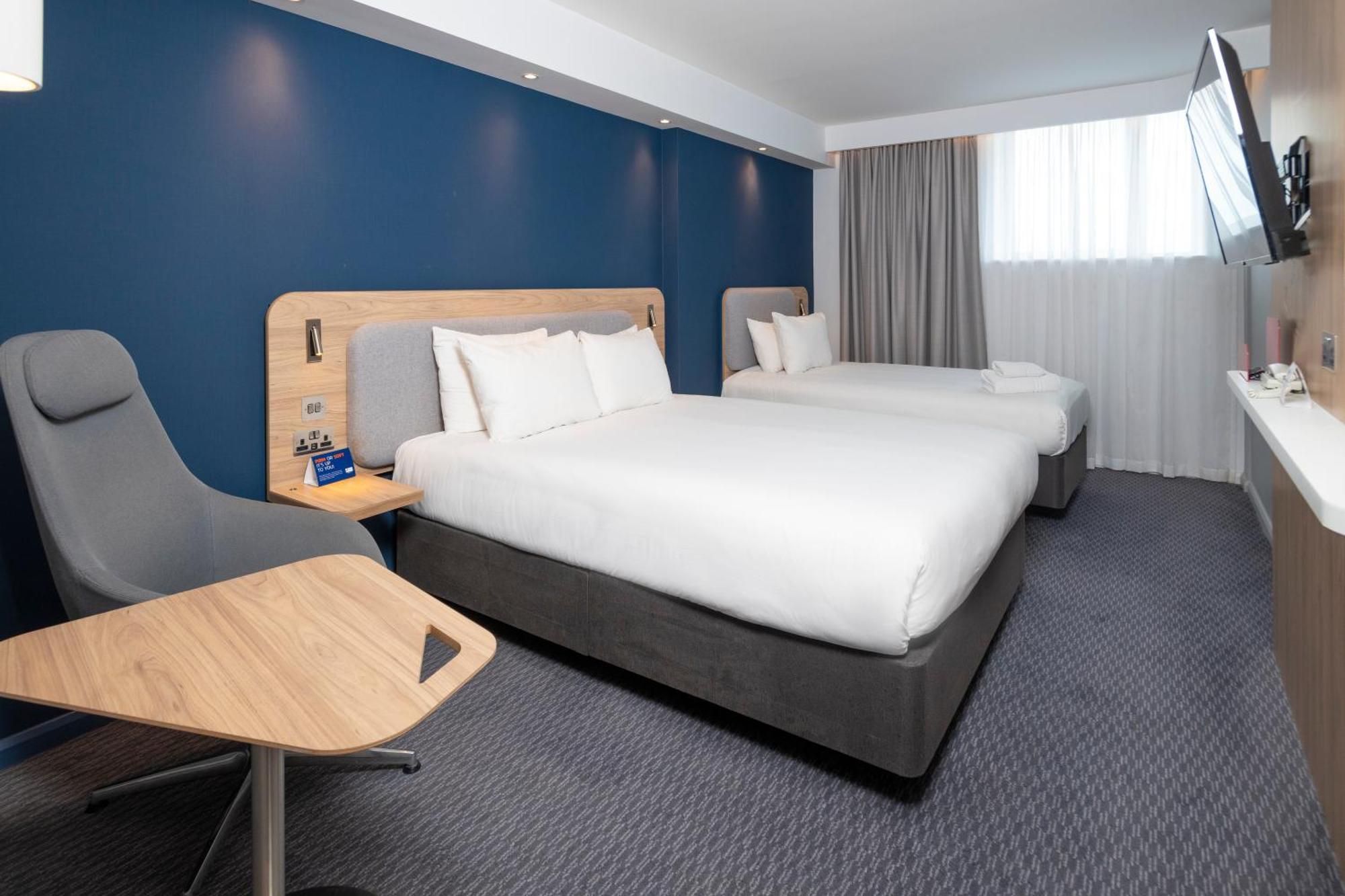 Holiday Inn Express Swindon City Centre By Ihg Экстерьер фото