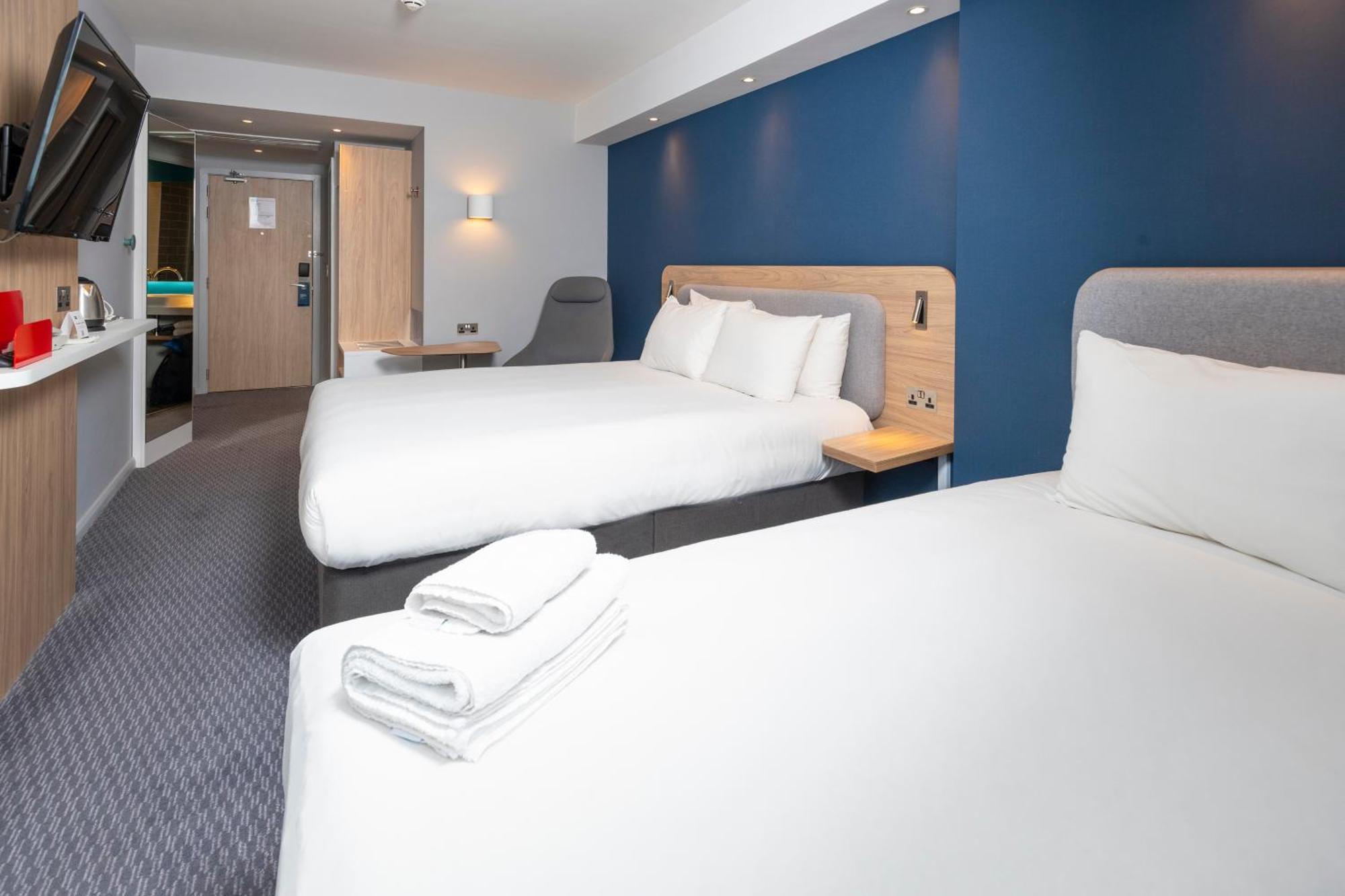 Holiday Inn Express Swindon City Centre By Ihg Экстерьер фото