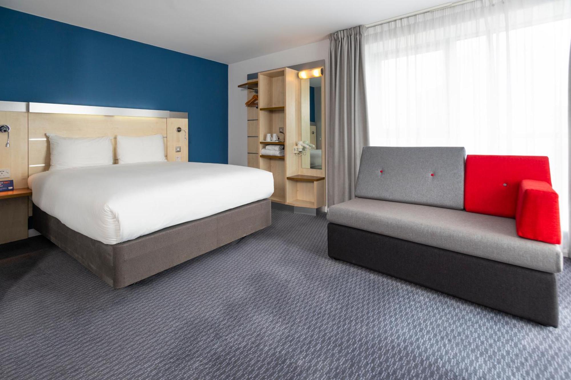 Holiday Inn Express Swindon City Centre By Ihg Экстерьер фото